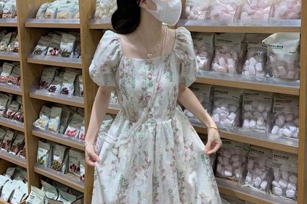 圆脸女生适合穿什么裙子呢,圆脸女生用哪些化妆品合适？
