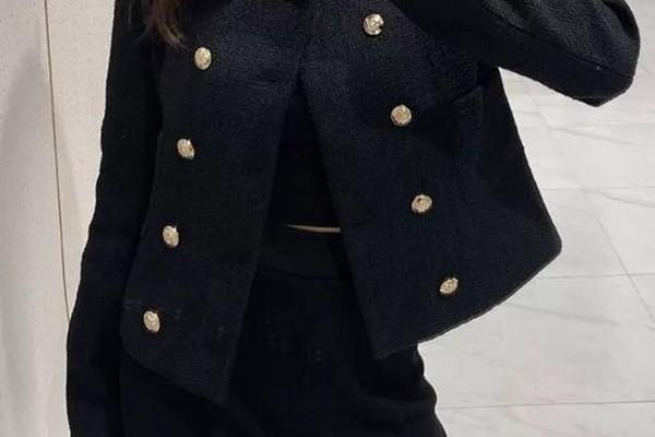 小香风外套穿什么内搭—小香风里面穿什么