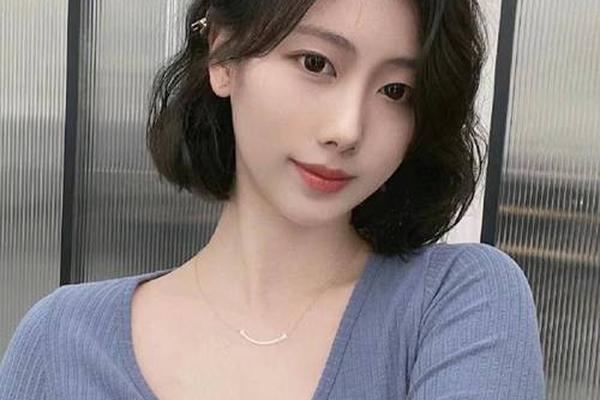 五十岁适合什么颜色头发(50岁染什么颜色头发好看)
