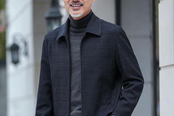 五十多岁男人穿衣搭配(60岁男人穿着打扮照片)