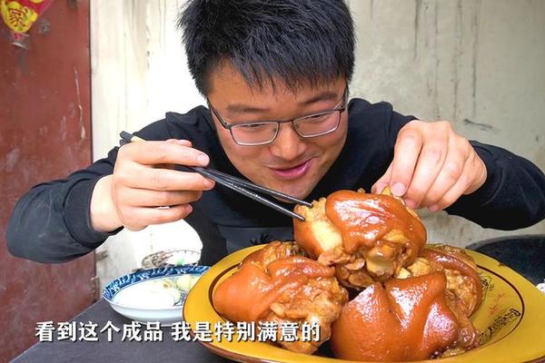 圆脸妹子吃大肘子图片(肘子美图)