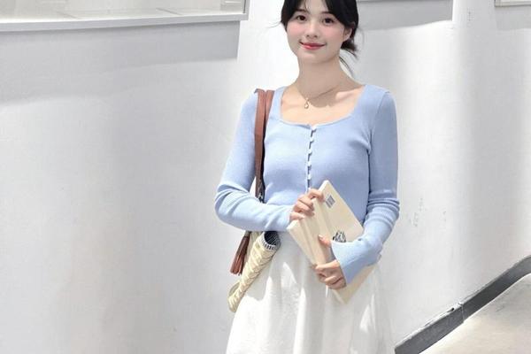 圆脸适合什么衣服搭配女;圆脸适合方领衣服吗
