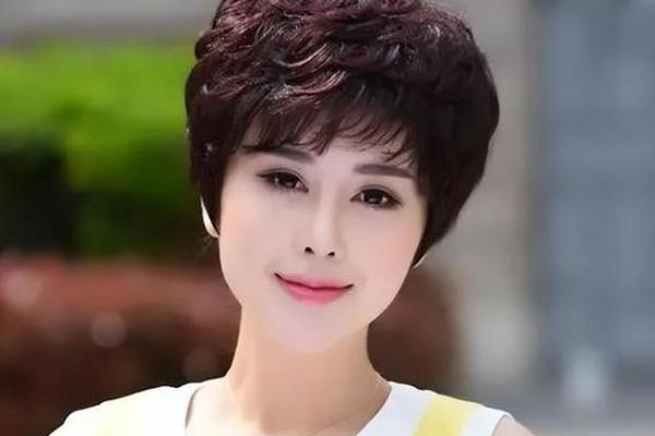 50岁最洋气三个颜色头发图片女、五十岁女人头发染什么颜色好
