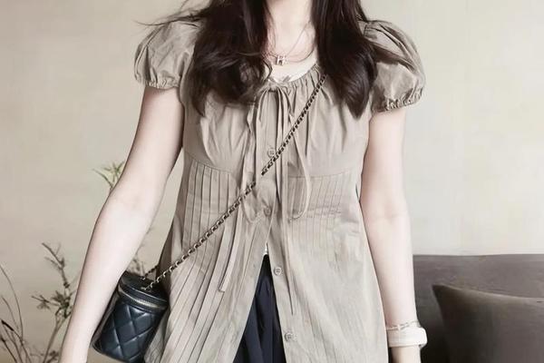 圆脸女生适合什么穿衣风格图片(圆脸女人穿衣搭配图片)