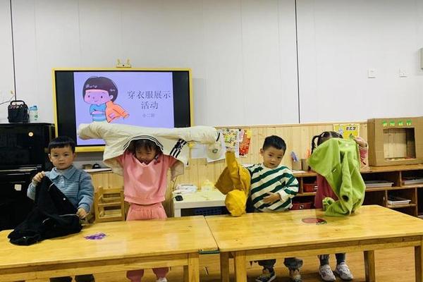 穿衣服图片幼儿园-幼儿自己穿衣服的图片