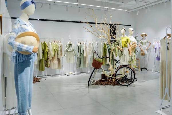女装服装店陈列春季,服装店摆放陈列图片女装