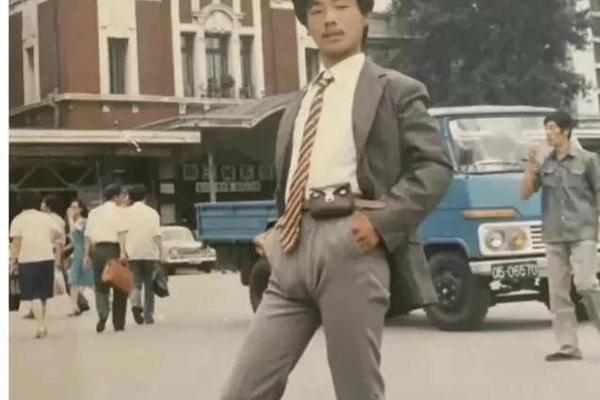 80年代穿喇叭裤的年轻人图片—80年代喇叭裤最经典三个款式