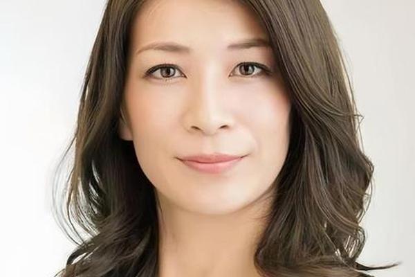 50岁最洋气三个颜色头发图片女、五十岁女人头发染什么颜色好