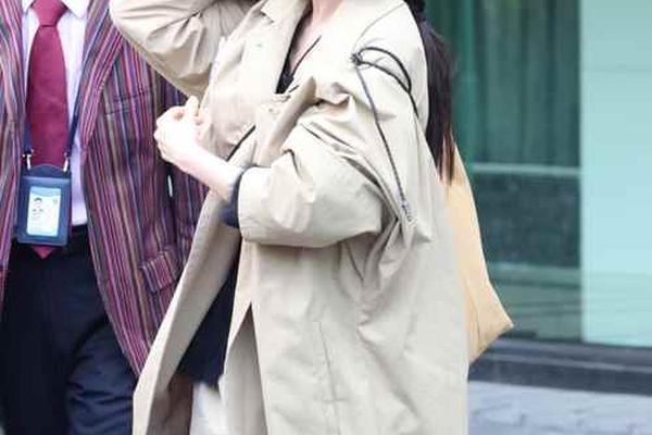 明星穿搭街拍夏 生活照、女明星风衣街拍