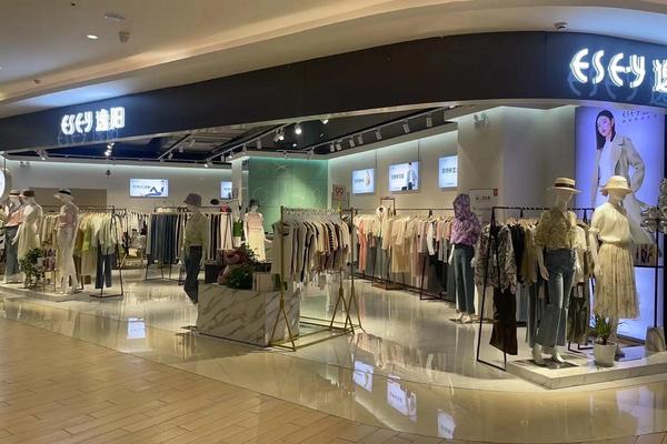 女装店货品陈列(女装陈列图片欣赏 效果图)