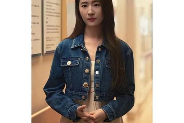 明星街拍牛仔外套搭配(明星同款牛仔外套)
