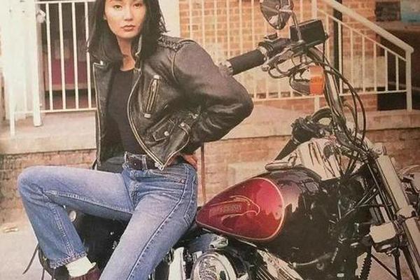 80年代穿衣风格女(80年代女人穿衣打扮)