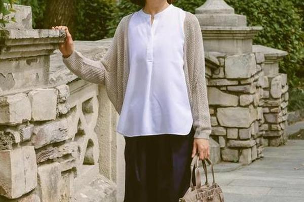 50岁适合穿什么样的衣服、五十多岁穿什么衣服最合适