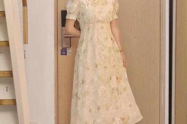 圆脸女生的穿搭_圆脸女生用哪些化妆品合适？