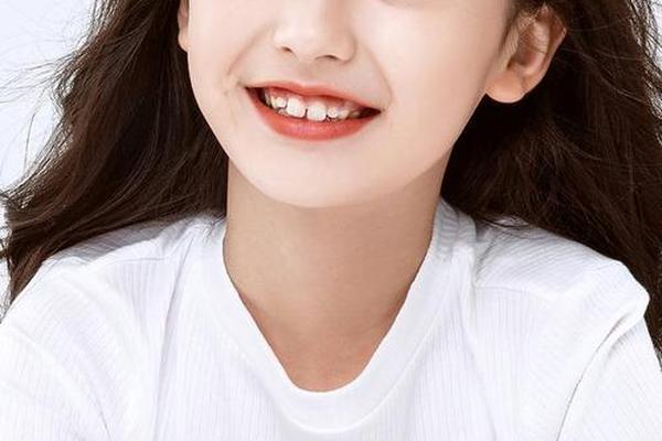 圆脸女神是谁的女儿;圆脸小花女明星是谁