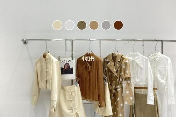 女装陈列服装搭配 色彩搭配,服装店摆放陈列图片女装