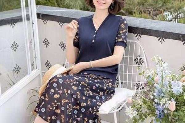 50岁女人穿什么颜色显年轻好看_染哪个颜色显年轻显白