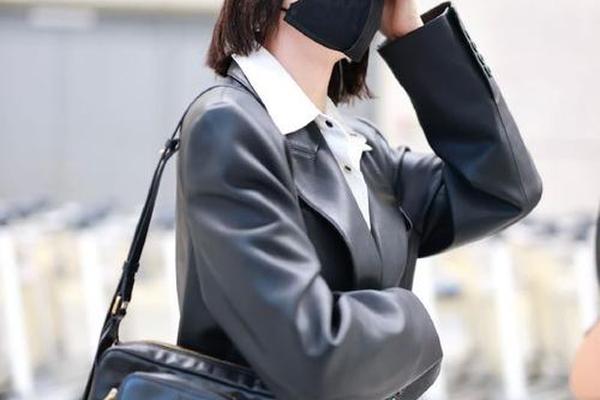 女星机场穿搭2020秋冬 女明星职业装穿搭