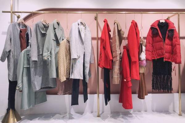 女装店怎样陈列显高档大气—服装店摆放陈列图片女装