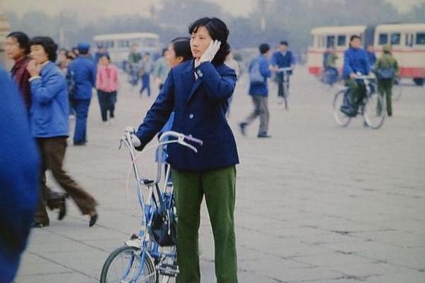 80年代穿的衣服是什么款式—80年代的衣服图片