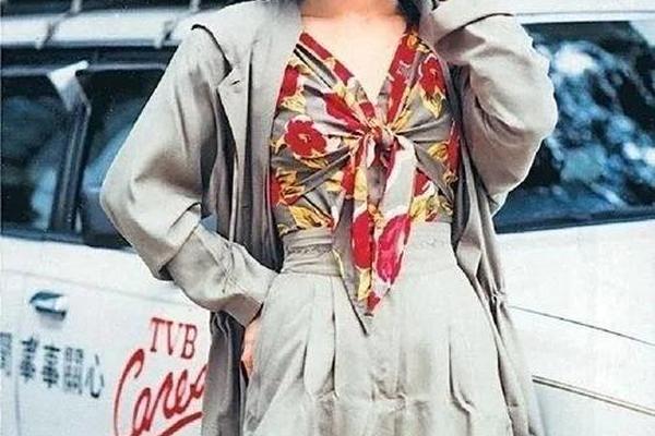 80年代明星穿搭图片女;80年代女人穿衣打扮 80年代明星穿搭图片女;80年代女人穿衣打扮