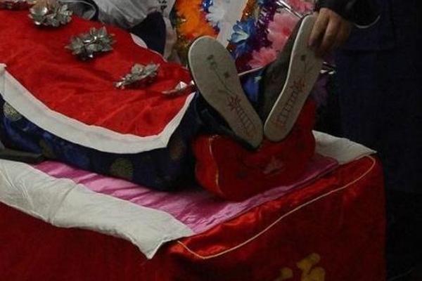 穿衣服穿衣服冷死了(给死人穿的衣服叫什么)