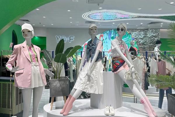 女装陈列搭配效果图大全;服装店摆放陈列图片女装