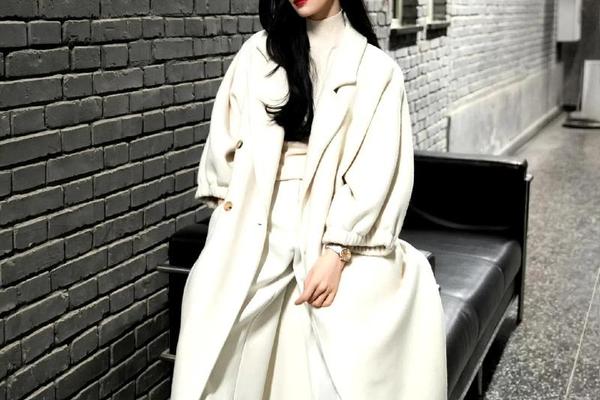 女明星冬天怎么穿搭(女明星冬季穿搭图片)