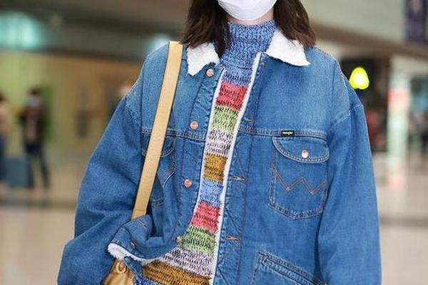 明星机场衣服是自己搭的吗—最新女明星机场穿搭
