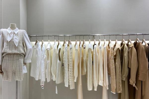 女装陈列服装搭配 色彩搭配,服装店摆放陈列图片女装