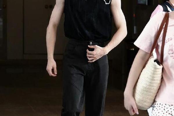 明星穿衣服搭配图片夏装男生 明星穿得最透的衣服