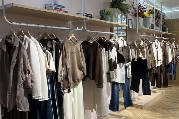 服装店女装店陈列应该怎么调;服装店摆放陈列图片女装