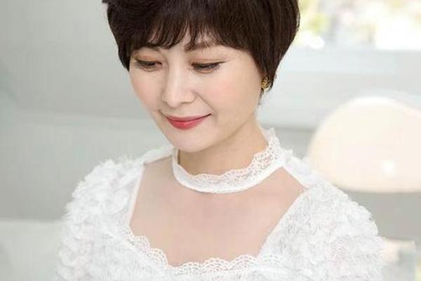 50岁什么颜色头发好看_什么头发颜色显年轻