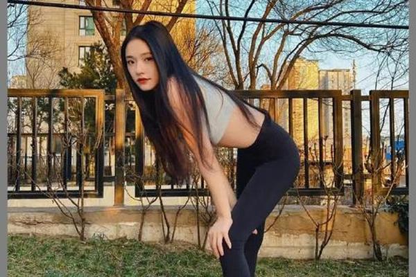 机场女明星穿搭 健身图片_女生健身房必备服装