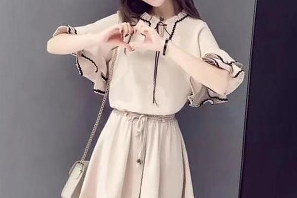穿衣搭配20岁_20岁穿什么牌子衣服
