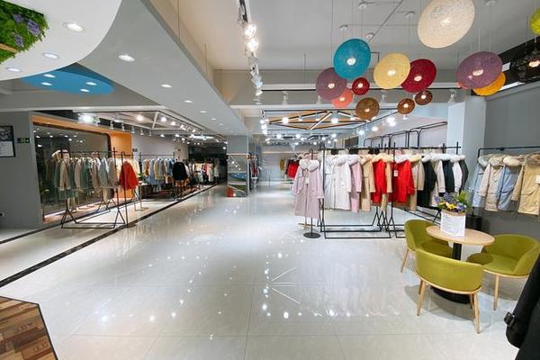 女装卖场的陈列讲解;服装店陈列图片欣赏