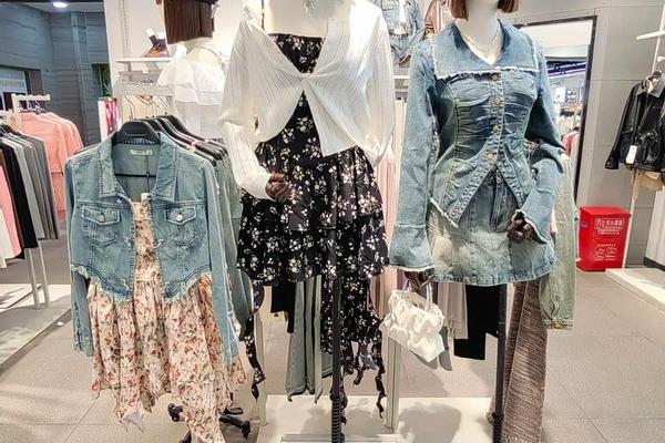 女装店怎样陈列显高档大气的衣服(服装店衣服陈列技巧)