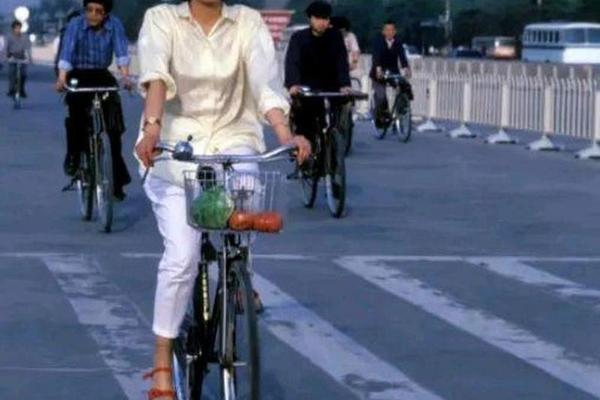80年代流行的服装 80年代的怀旧图片