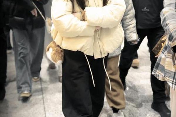 明星出机场穿的羽绒服、女明星穿白色羽绒服图片