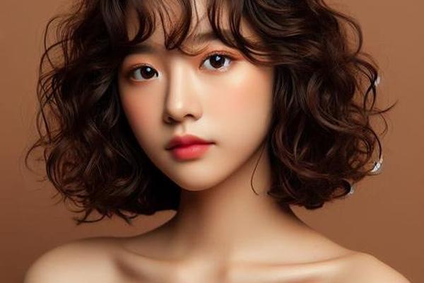 圆脸妹子的短发造型叫什么(圆脸烫短发图片)