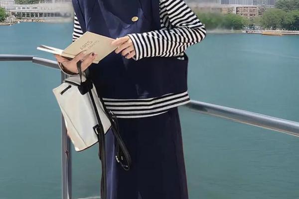 四十岁的女人穿衣服的时尚搭配,适合四十岁女人穿的卫衣