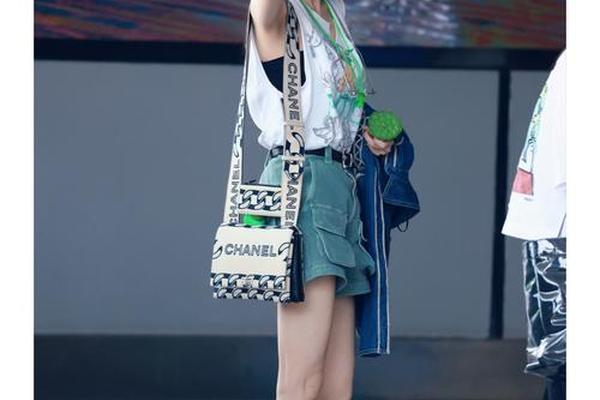 女明星夏季机场穿搭解说图片大全(女明星职业装穿搭)